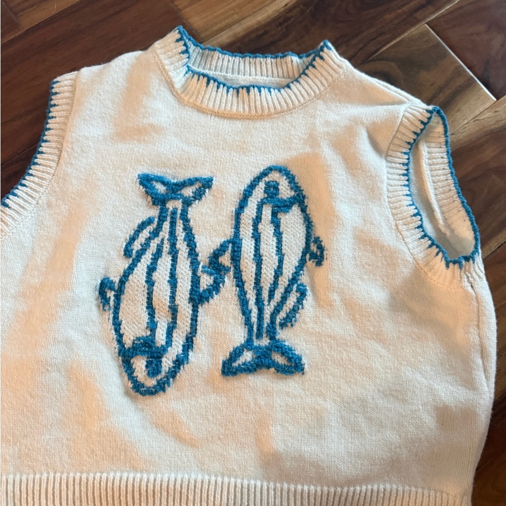 Sleeveless Sweater with Sardine design   - White and Blue